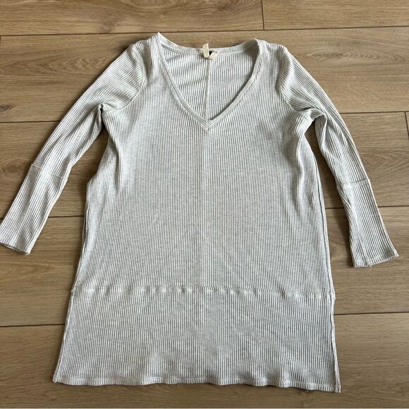 We the Free Split Side Tuesday Tunic V-Neck Knit Top Size Large Light Grey - Picture 6 of 11